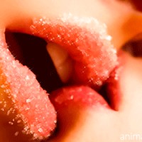 Нежный поцелуй в сахарные губы.